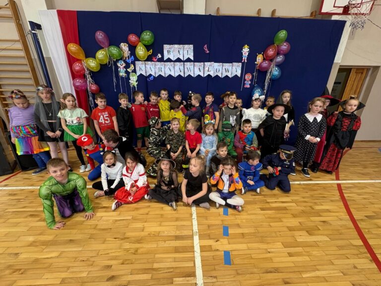 Dzieci w kolorowych, karnawałowych strojach na przedstawieniu szkolnym