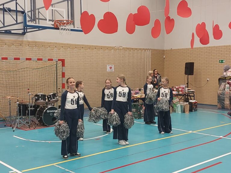 6 tańczących dziewcząt z pomponami.