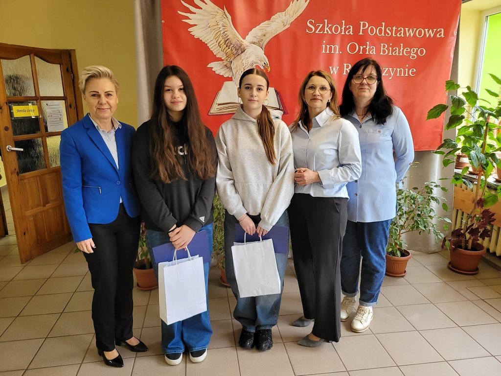 Uczennice i przedstawicielki Wójta Gminy Skąpe z nagrodami podczas uroczystości w Szkole Podstawowej im. Orła Białego w