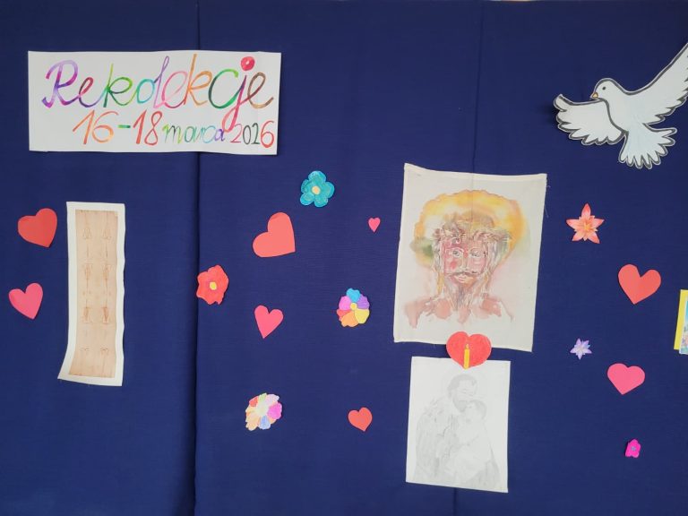 Tablica dekoracyjna z napisem „Rekolekcje 16–18 marca 2026”, ozdobiona rysunkami, sercami i motywami religijnymi.