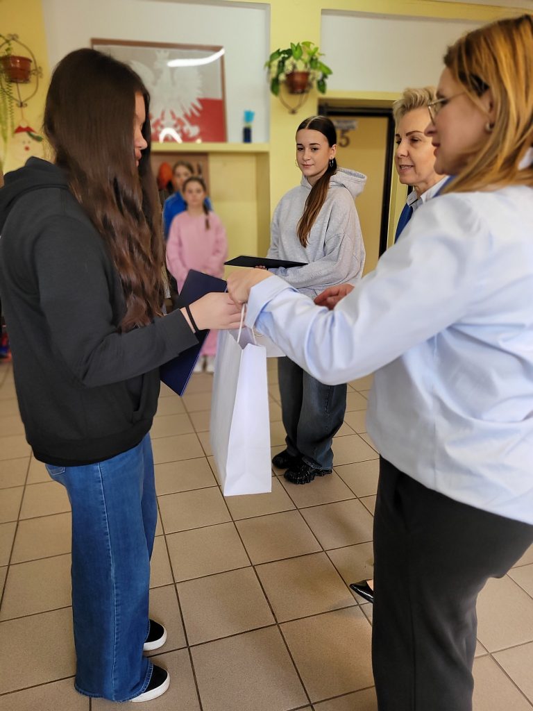 Wręczenie stypendium Wójta Gminy Skąpe uczennicy w Szkole Podstawowej im. Orła Białego w Radoszynie.