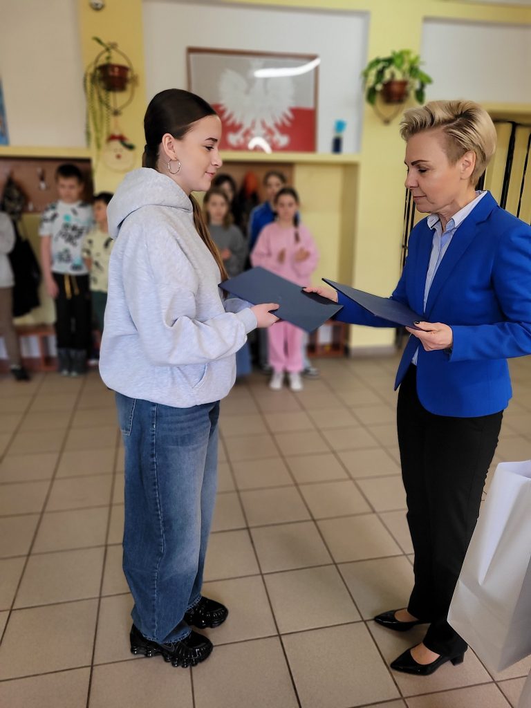 Wręczenie stypendium Wójta Gminy Skąpe uczennicy w Szkole Podstawowej im. Orła Białego w Radoszynie.