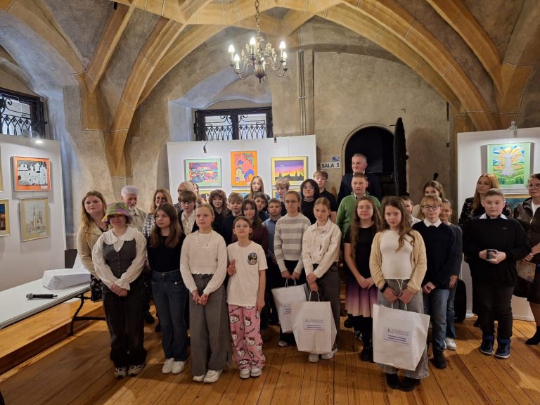 Grupa uczniów na konkursie.