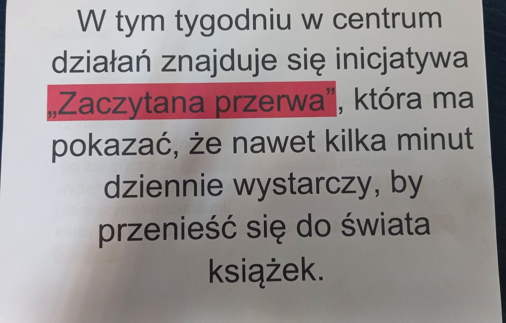 Informacja wyjaśnia, że inicjatywa „Zaczytana przerwa” ma pokazać, iż nawet kilka minut codziennego czytania pozwala przenieść się do świata książek.