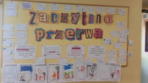 Tablica szkolna z napisem „Zaczytana przerwa” oraz pracami uczniów i informacjami o akcji czytelniczej.