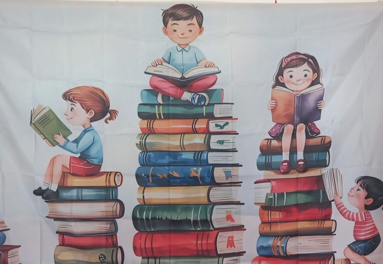 Ilustracja dzieci siedzących na stosach książek i czytających w kolorowej, bajkowej scenerii.