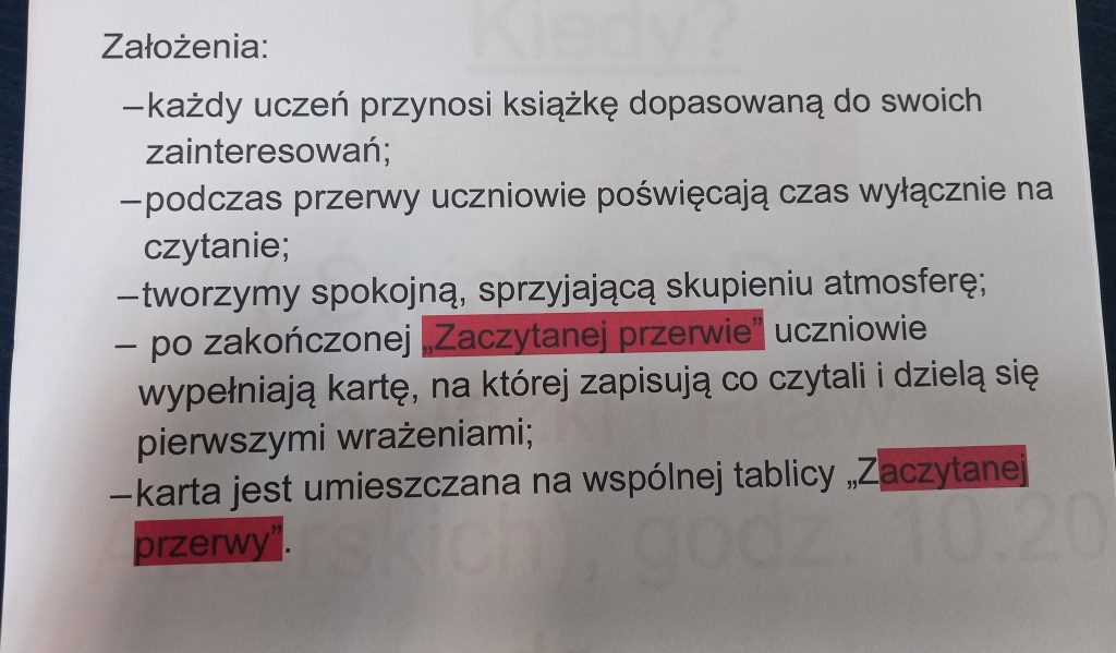 Tekst opisuje zasady akcji „Zaczytana przerwa”, w której uczniowie czytają książki, a następnie dzielą się wrażeniami na specjalnych kartach.