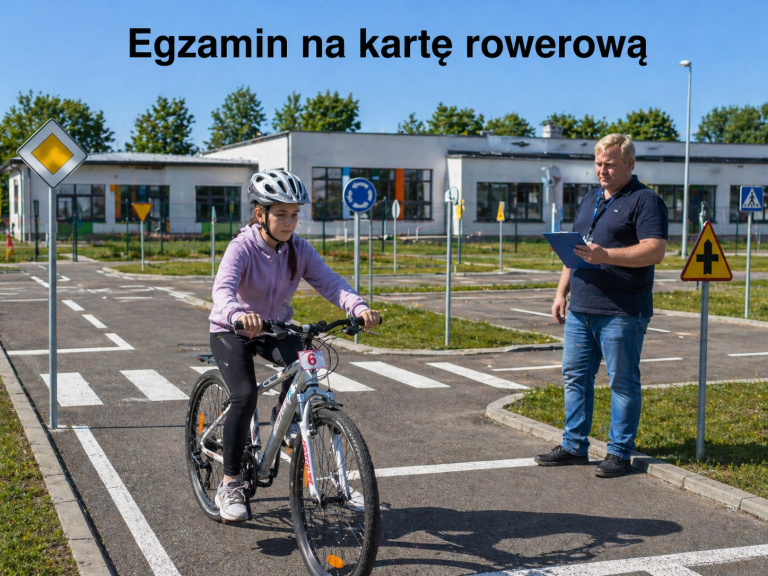 Zdjęcie przedstawia uczennicę w kasku zdającą egzamin na kartę rowerową na szkolnym miasteczku ruchu drogowego, obserwowaną przez egzaminatora stojącego w tle.