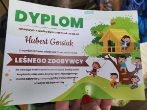Dyplom „Leśnego Zdobywcy" wystawiony na nazwisko Hubert Gorsiak z rysunkiem domku na drzewie.