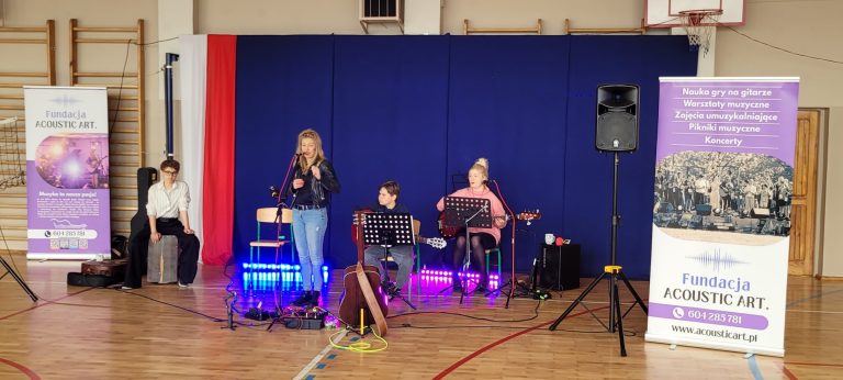 Artyści Fundacji Acoustic Art prowadzą koncert i rozmowę z uczniami na temat hejtu i relacji międzyludzkich.