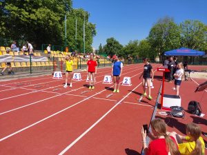 Zawodniczki przygotowują się do startu w biegu sprinterskim na stadionie lekkoatletycznym w Świebodzinie.